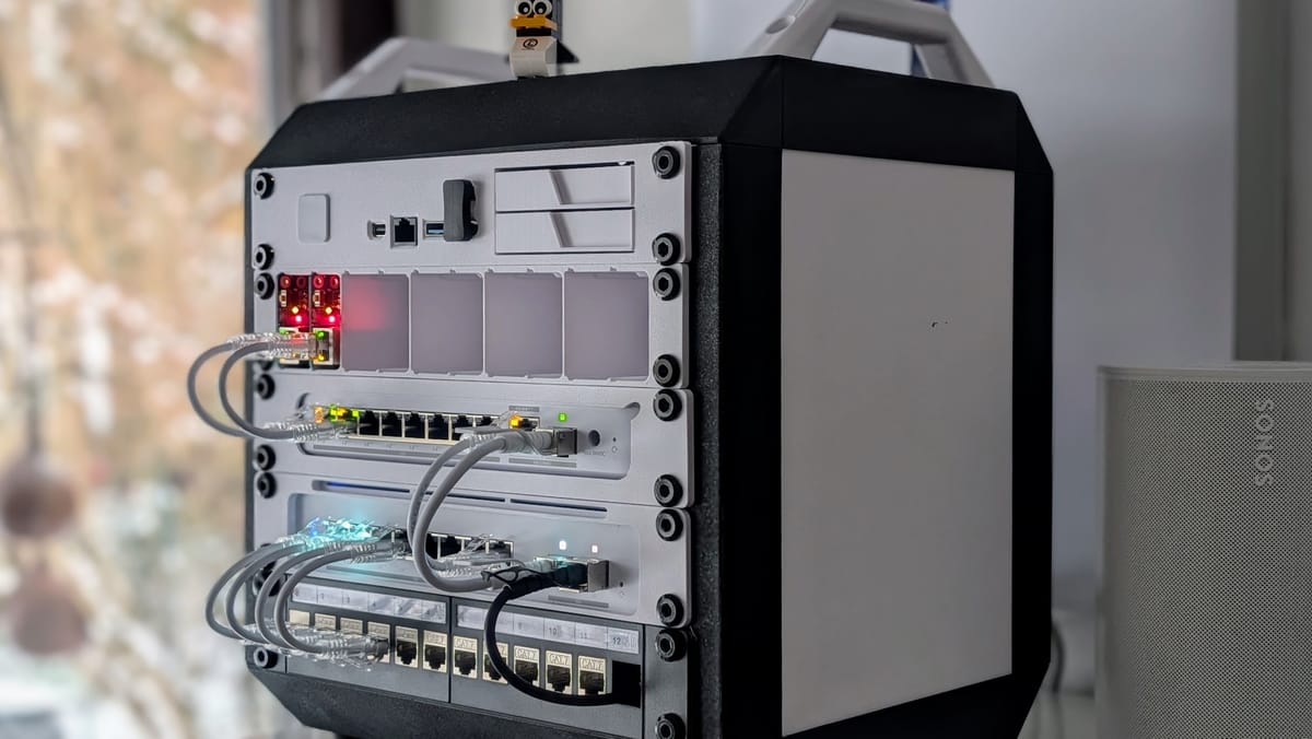 Der 'Rebel Cube' Homelab-Server im schwarz-weißen Stormtrooper-Design. Ein ZimaBlade, zwei Raspberry Pi Blades als redundanter DNS-Cluster, ein 2.5G PoE-Switch und ein 10G-Switch als Basis.